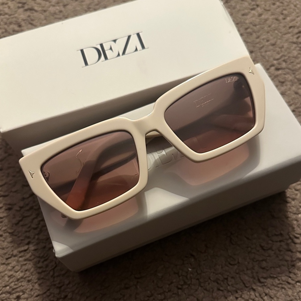 DEZI switch blushed bone Sunglasses